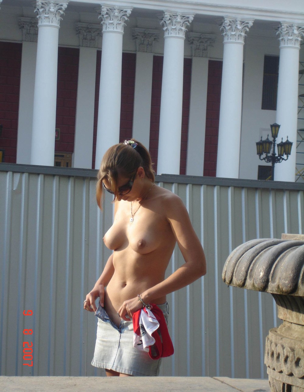 Девушки показывают сиськи на улице