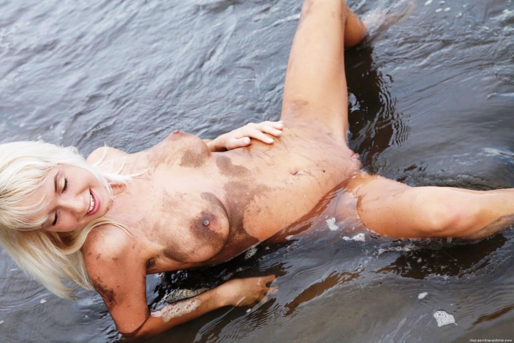 Голые спортсменки в воде