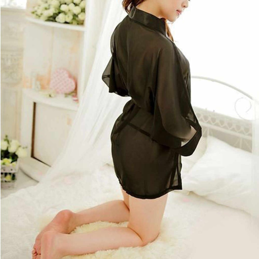 Кореянка в ночной рубашке