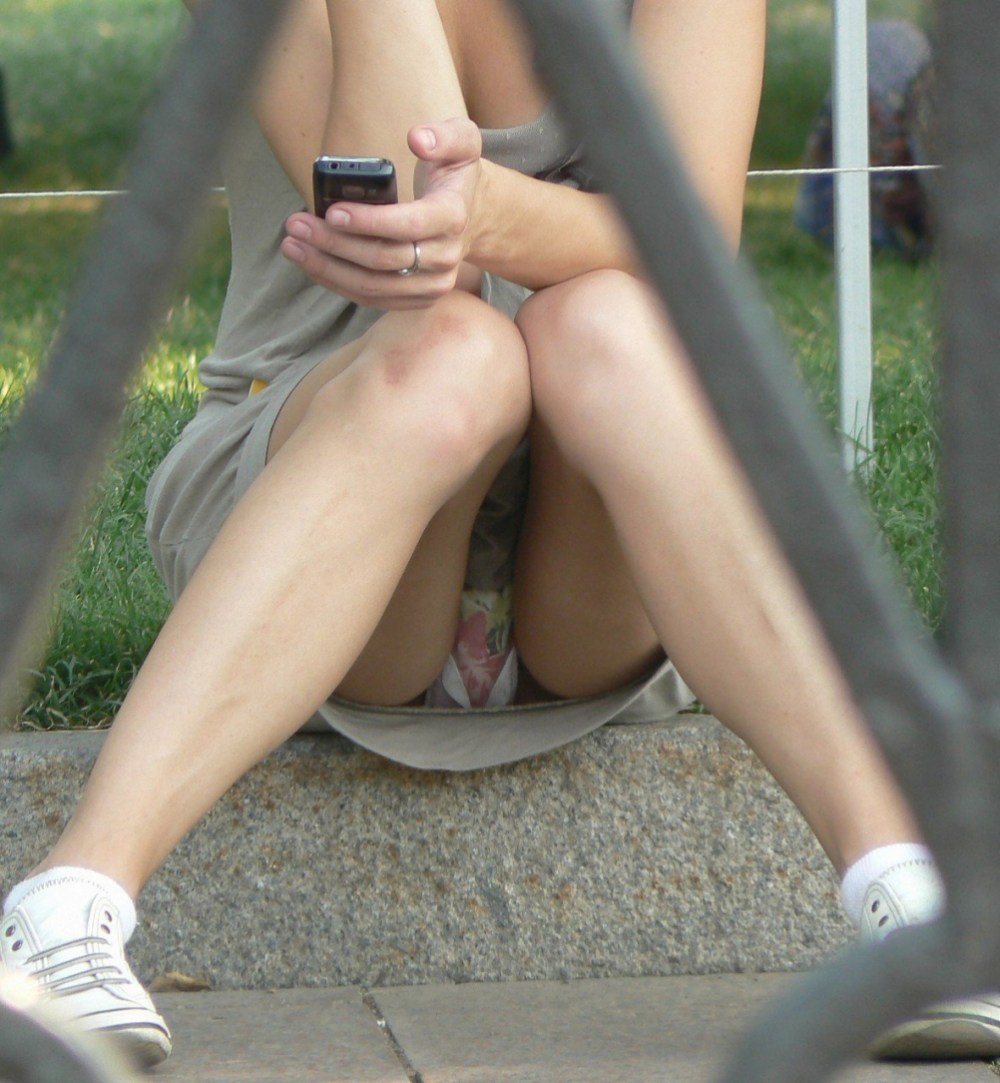 Под юбкой в колготках без трусов