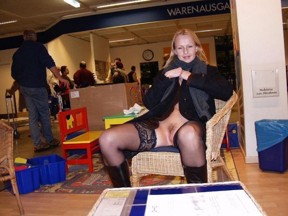 Девушки без трусов под столом