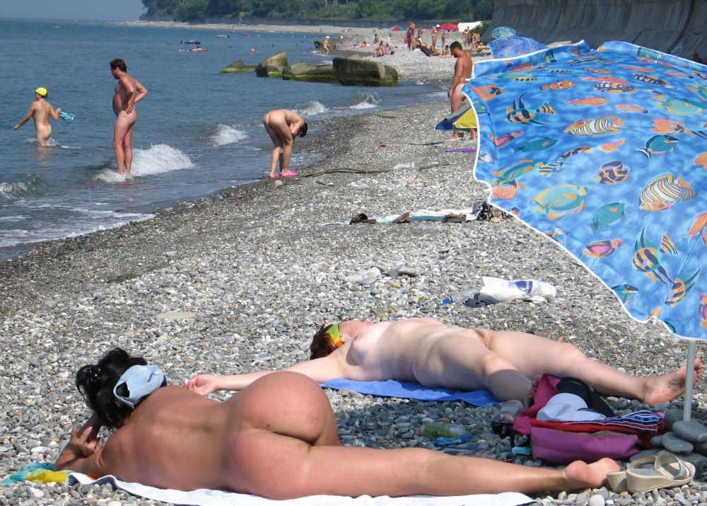 Голые ню на пляже в Лазаревском