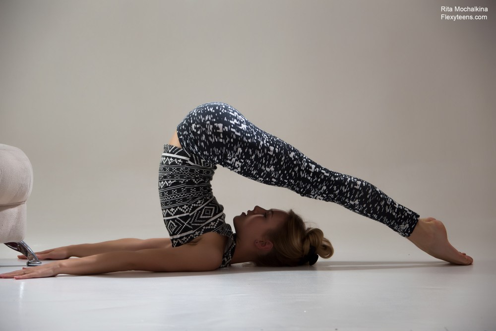 Голая в поле подсолнухов