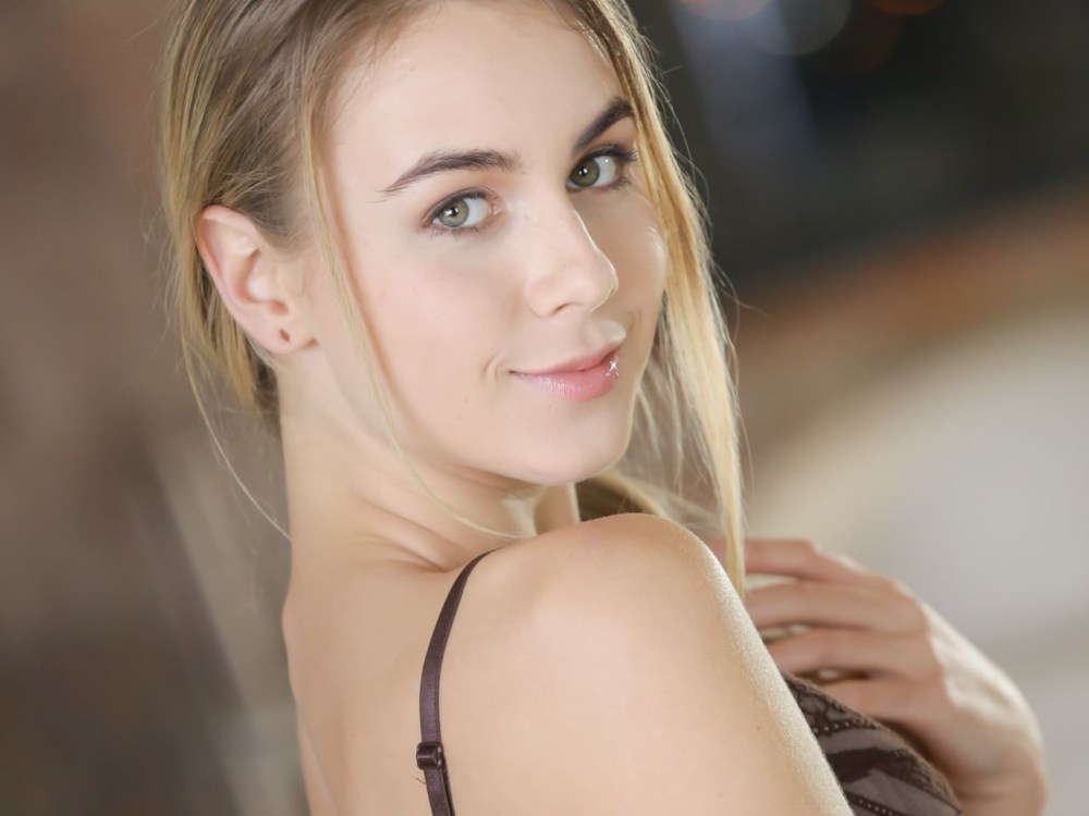 Сенокос очень красивая молодая девушка