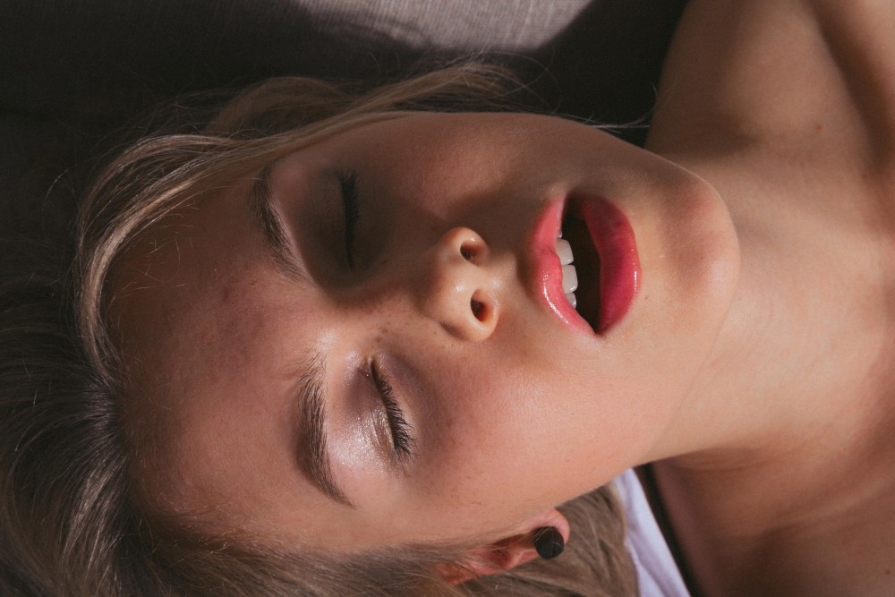 Девушка в шортах у стога сена