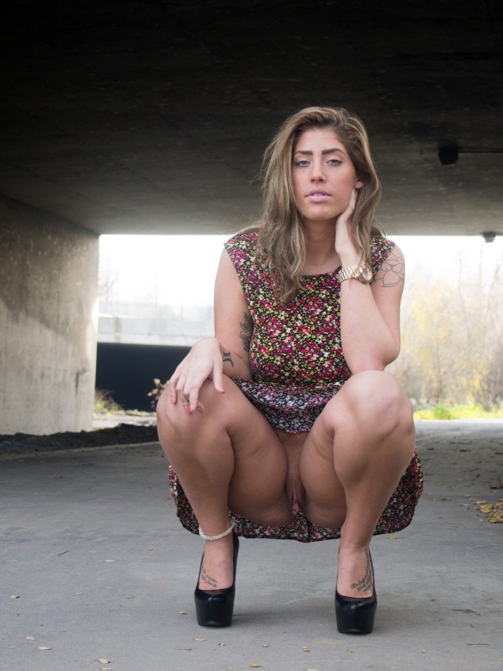 Дамы без трусов под юбкой