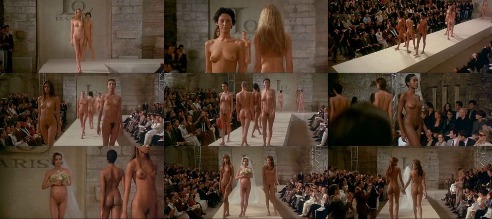 Девушка раздвинула ножки