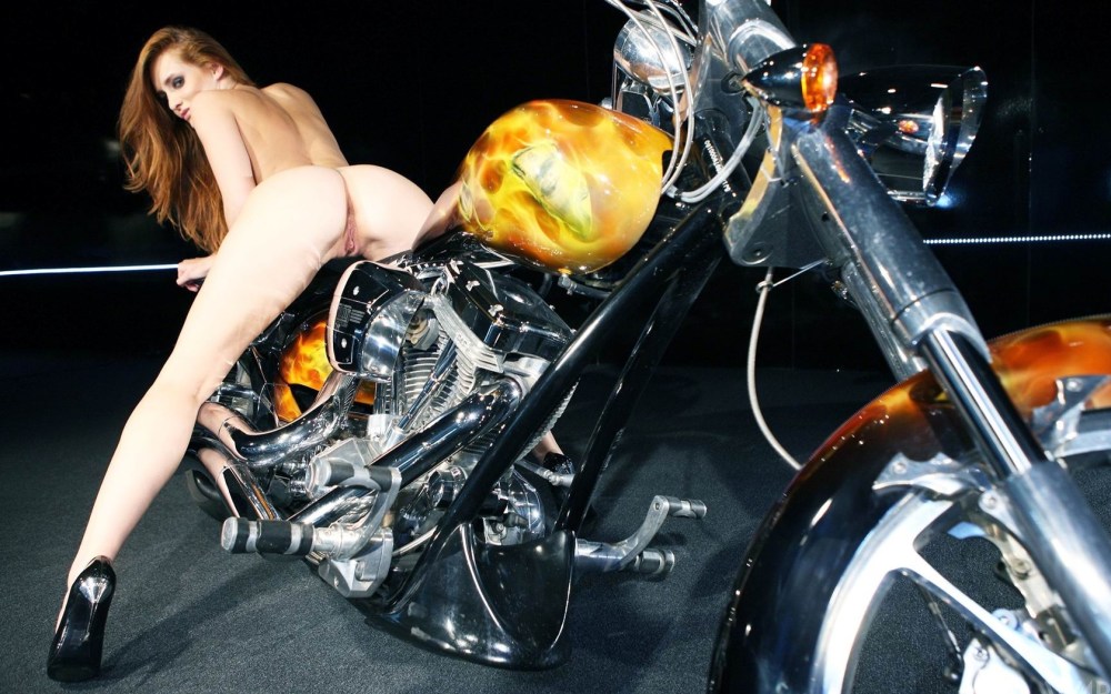 Порномодель на велосипеде
