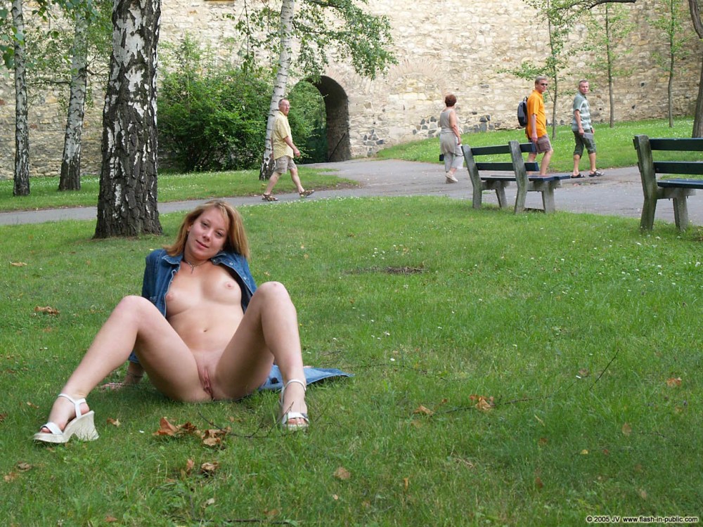 Жена раздевается в парке