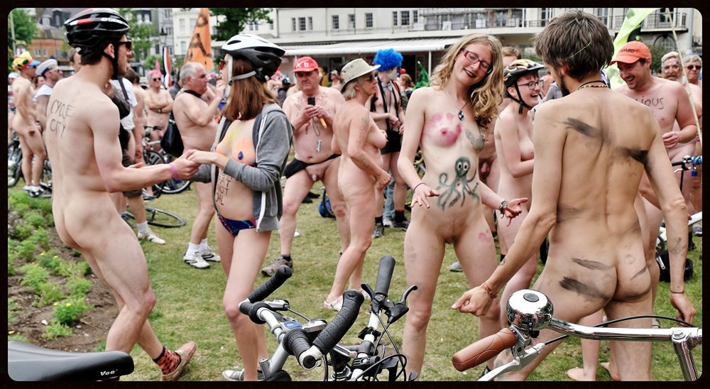 Голые женщины на фестивале