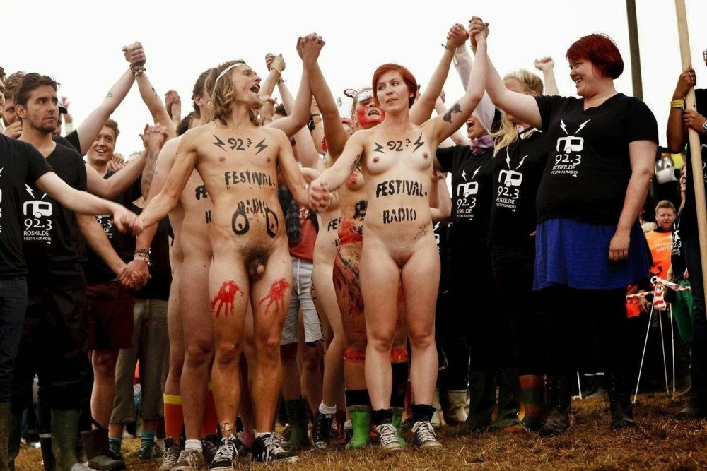 Массовый забег голых баб