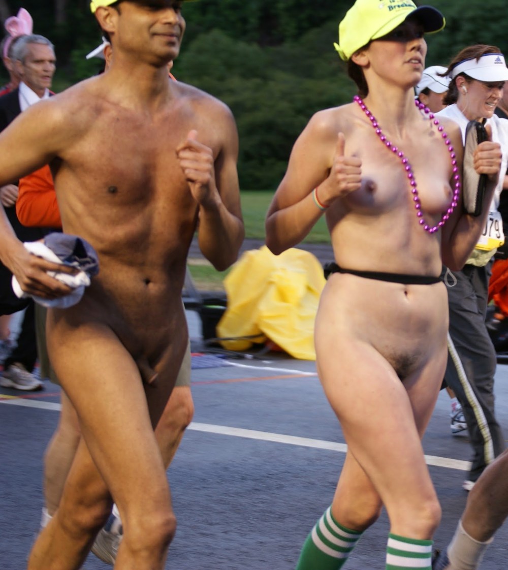 Массовый забег голых женщин