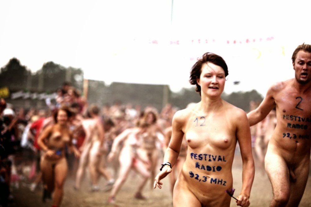 Женщины за 40 голые на фестивале