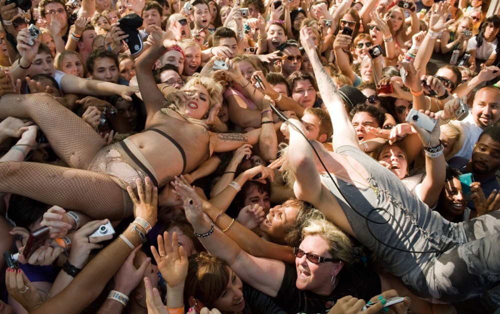 Леди Гага на сцене без трусов