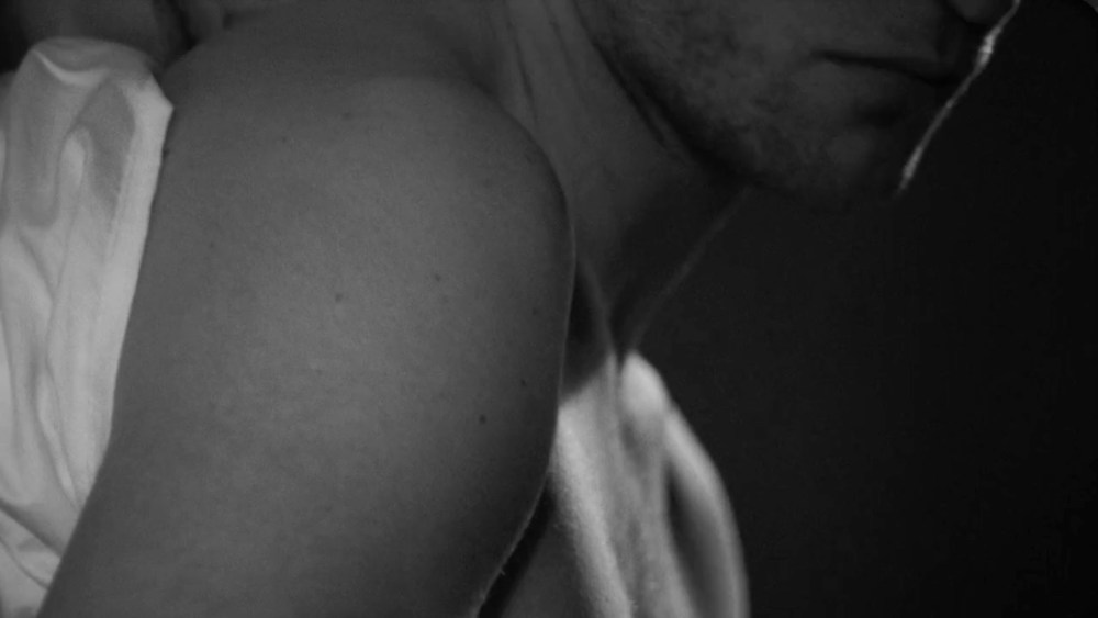 Нежные ласки через одежду