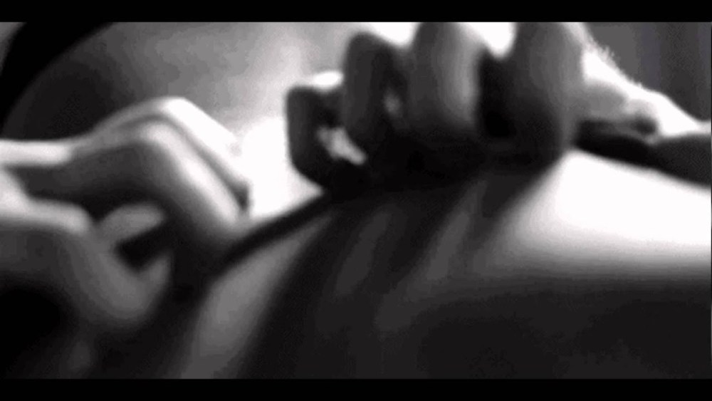 Нежное поглаживание гиф