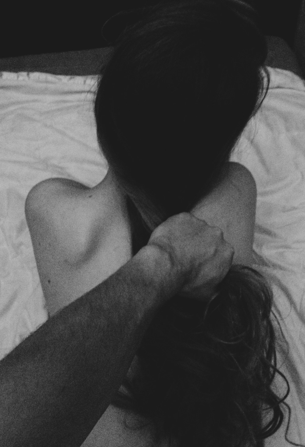 Мужчина держит за волосы