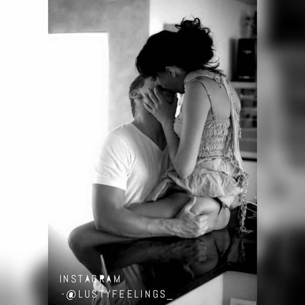 Страстно прижал к стене