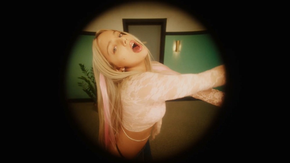 Катя Кищук в блестках в лимузине