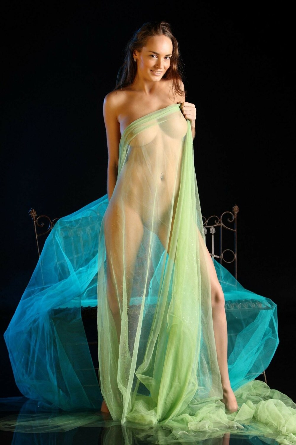 Прозрачное платье на голое тело