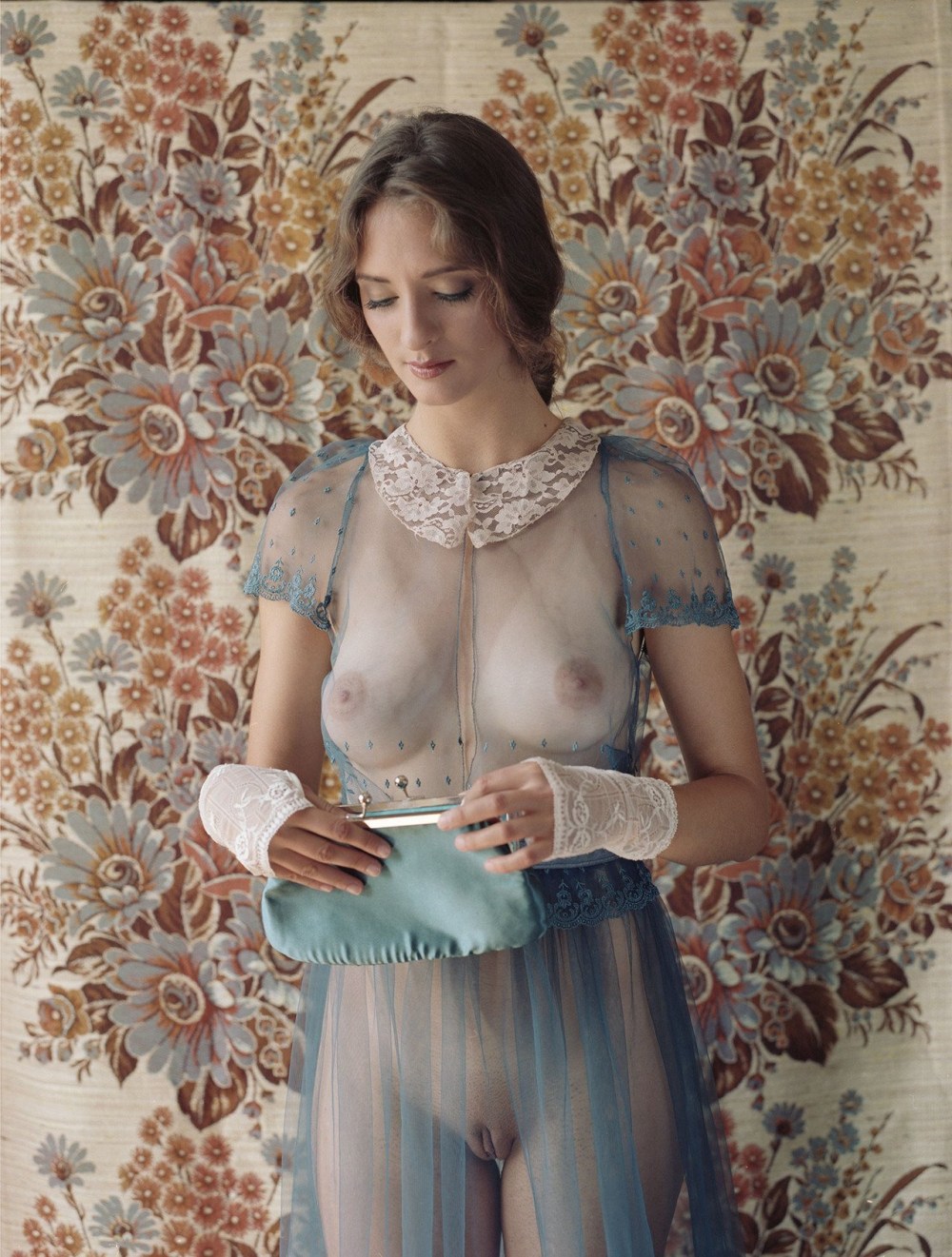 Вечернее платье на голое тело