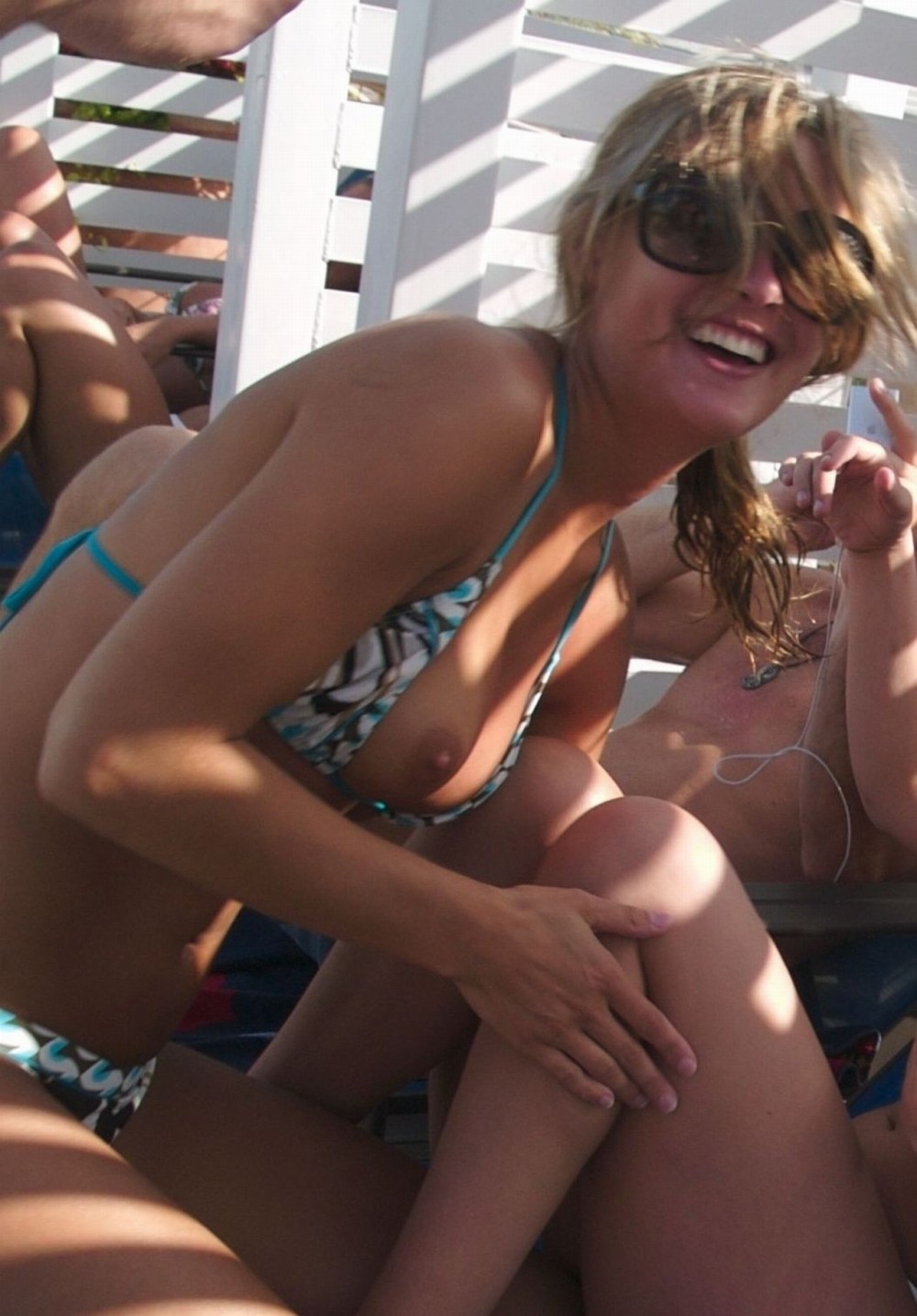 Сиськи вываливаются из лифчика