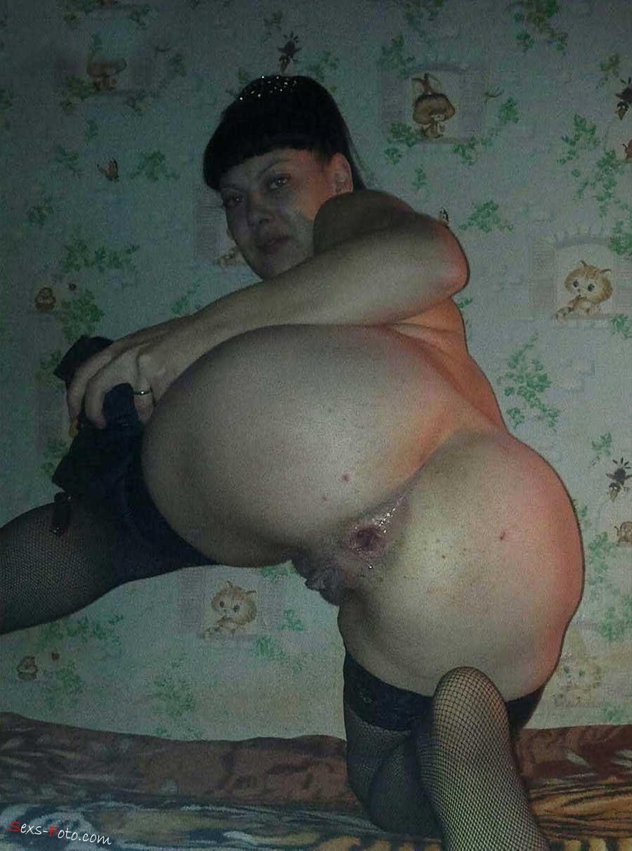 Парни демонстрируют свои анусы