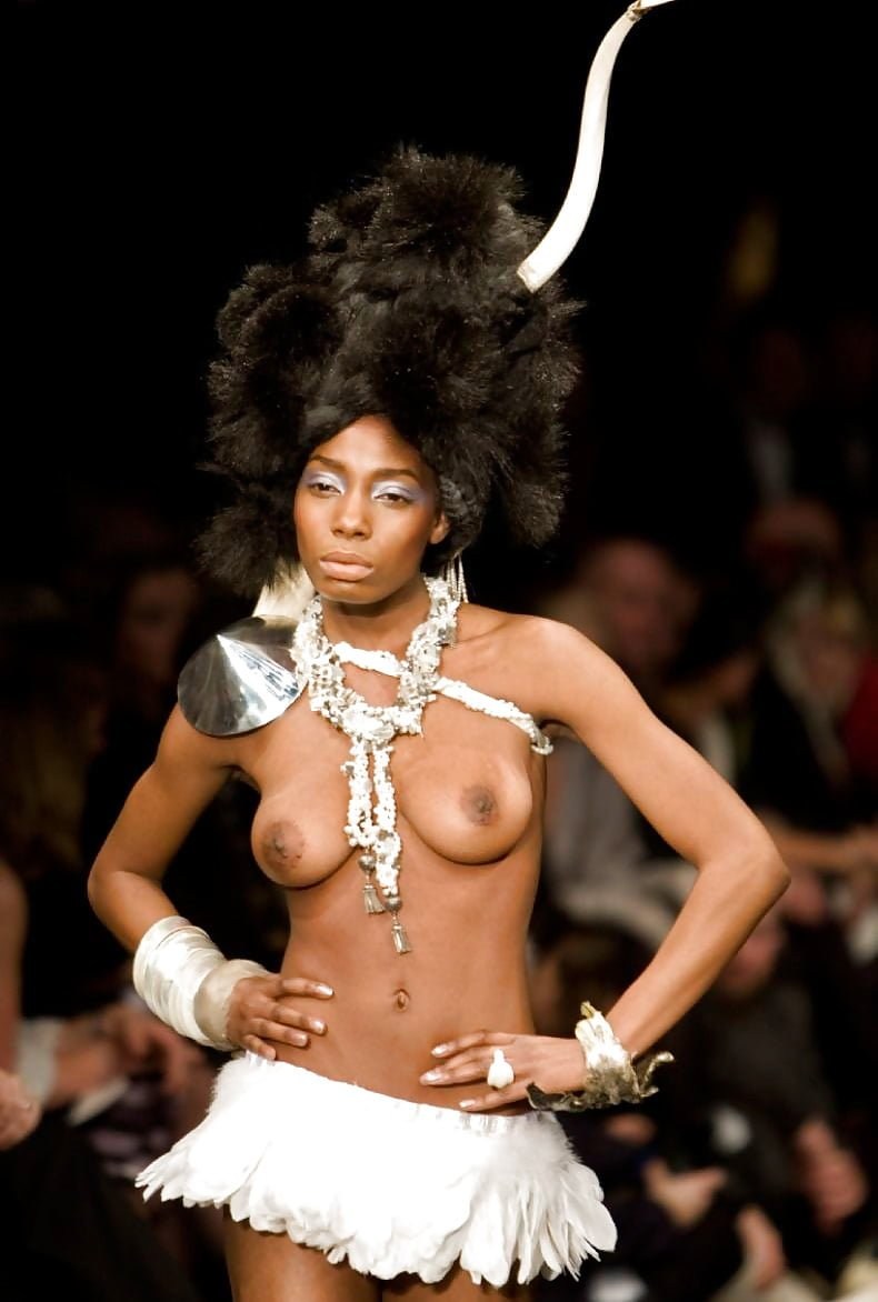 Девушки раздеваются на сцене