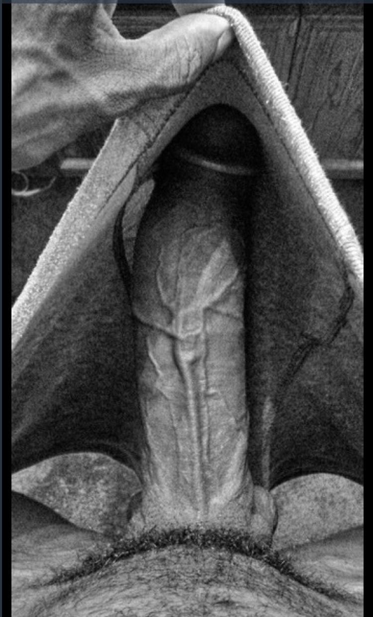 Огромный член из трусов