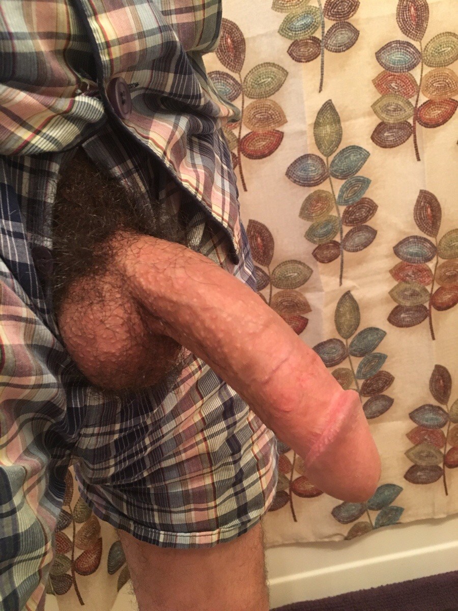 Огромный волосатый член в трусах