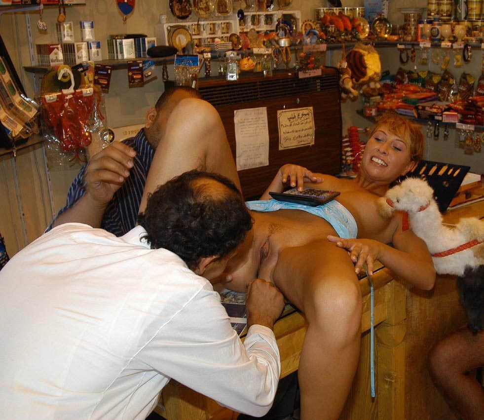 Жена без трусиков в Египте