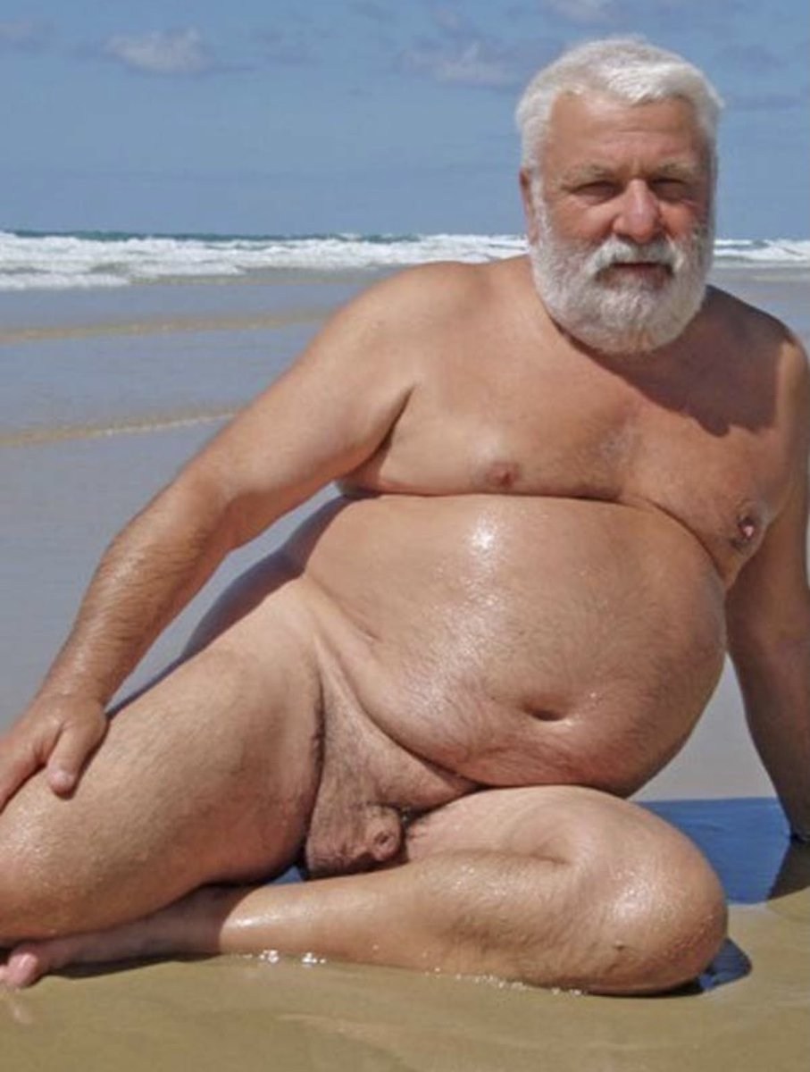 Голые толстые мужики на пляже