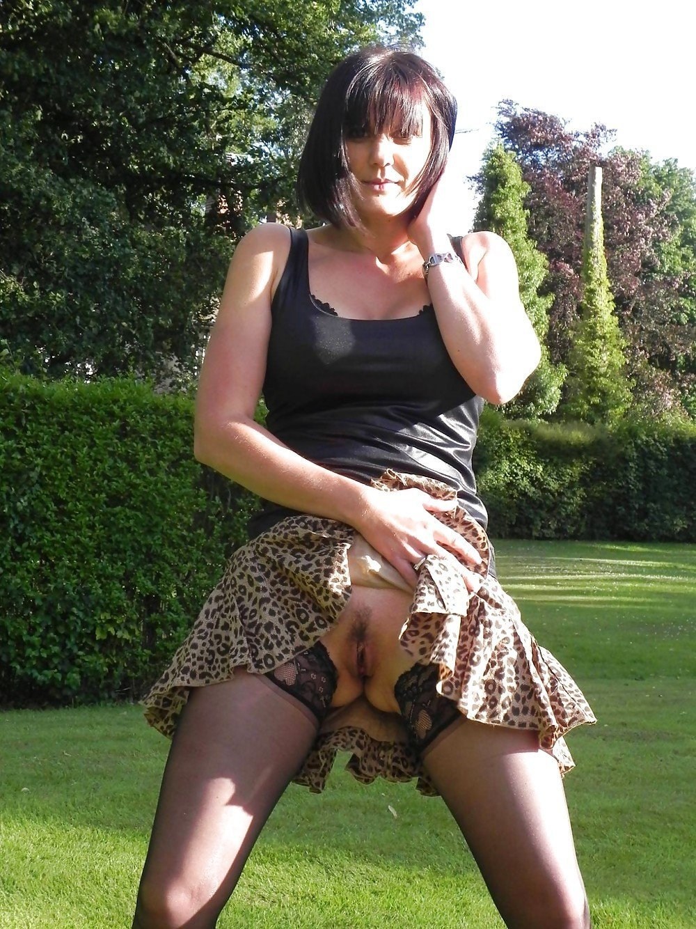 Под юбкой без трусов на лестнице