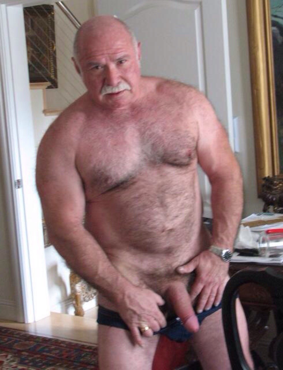 Очень старый голый дед