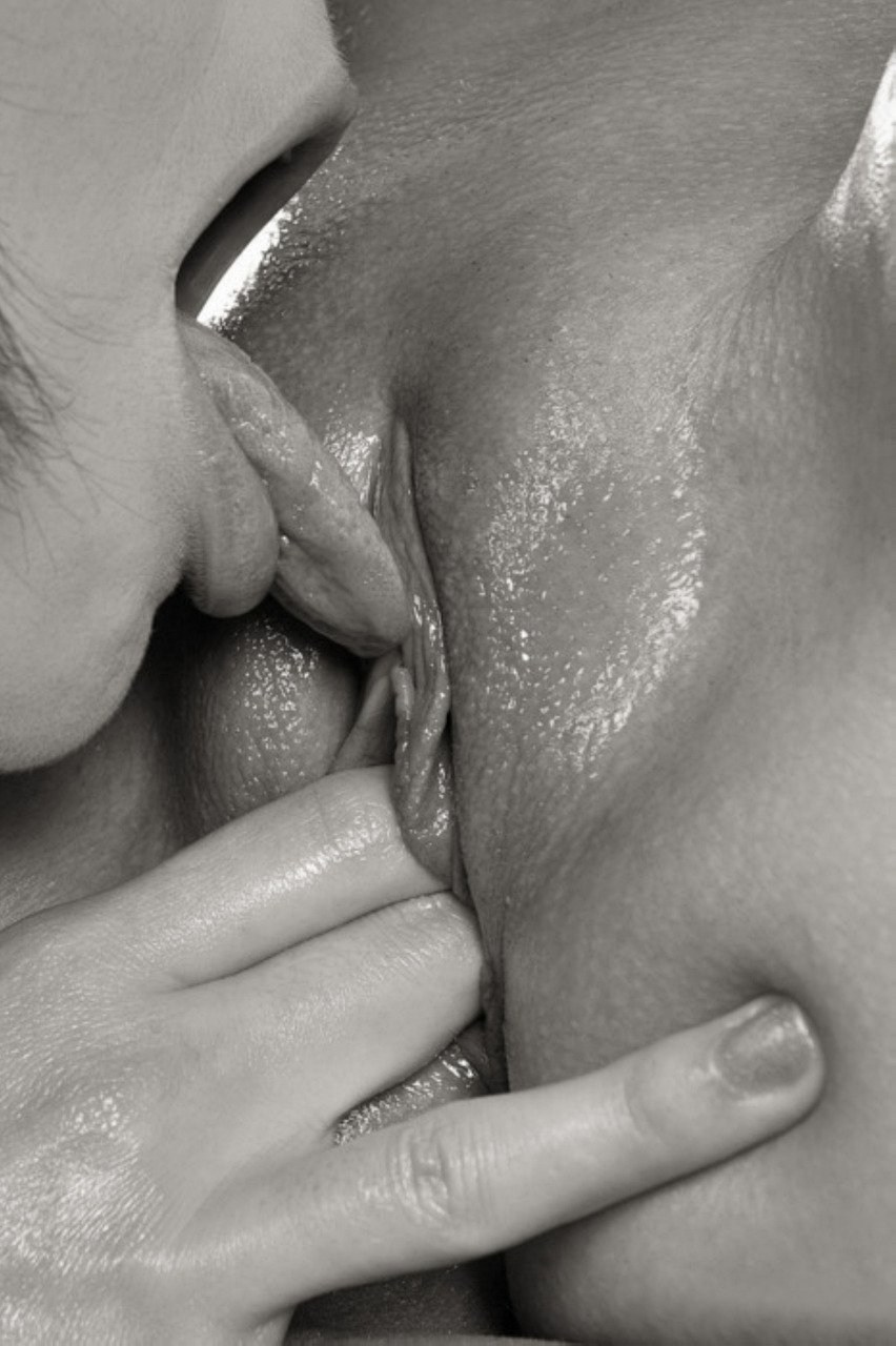 Кунилингус и пальчик в попке