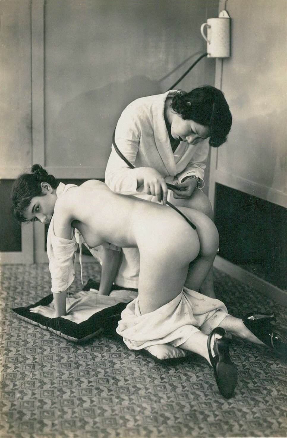 Кончают в анальную дырку