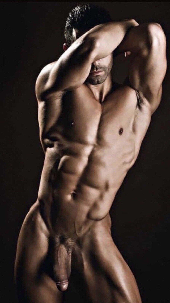 Молодой человек с большим пенисом