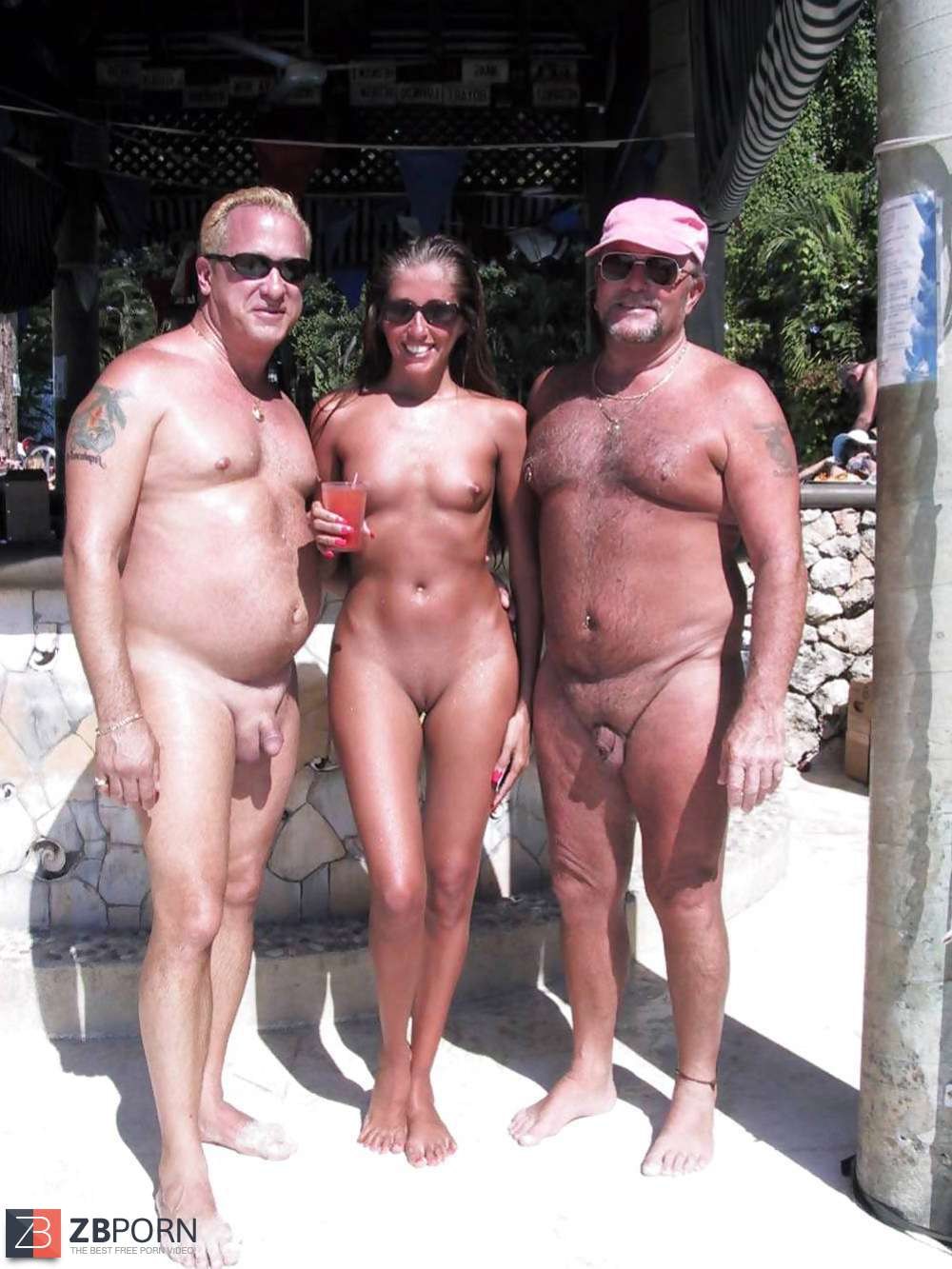 Голые мужики и женщины на пляже