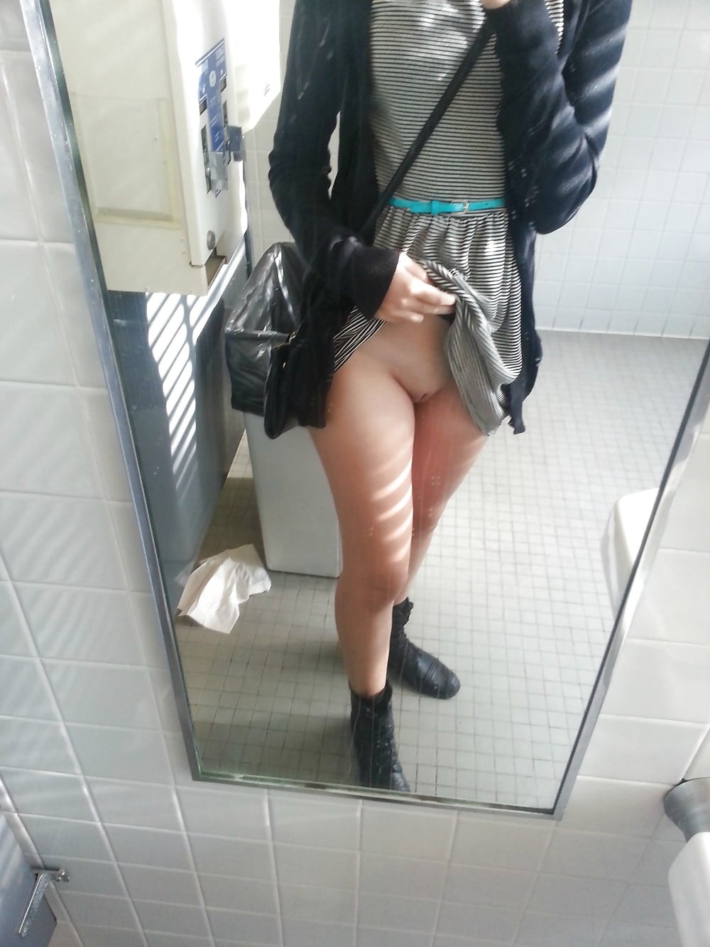 Под юбкой без трусов крупно