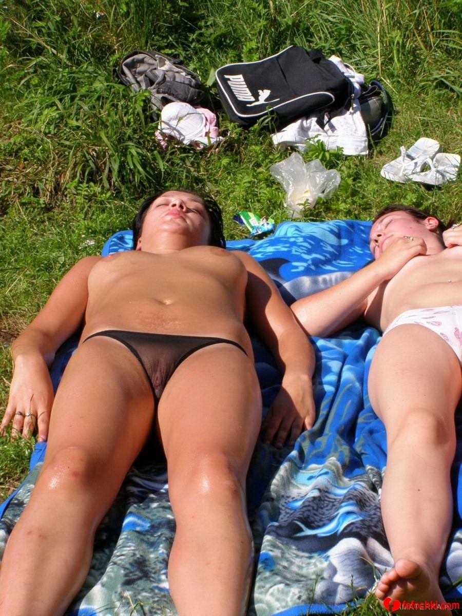 Зрелые загорают в трусах