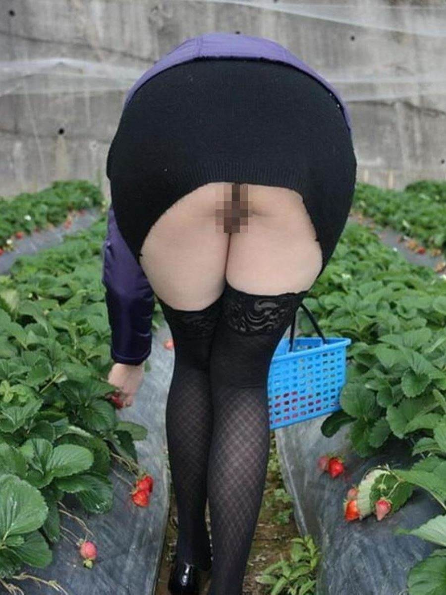 Под юбкой без трусов частное