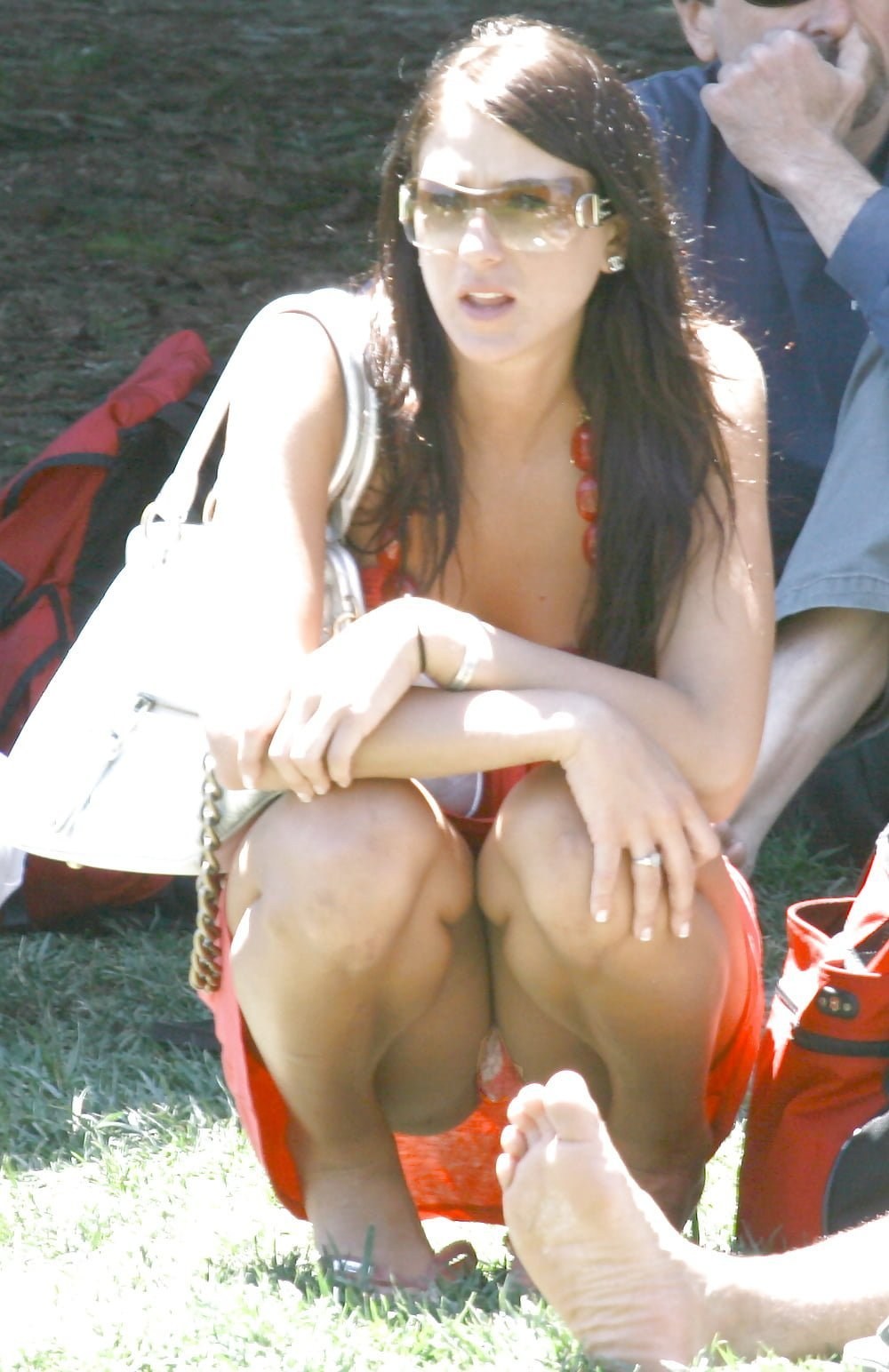 Пляж из под трусиков видно