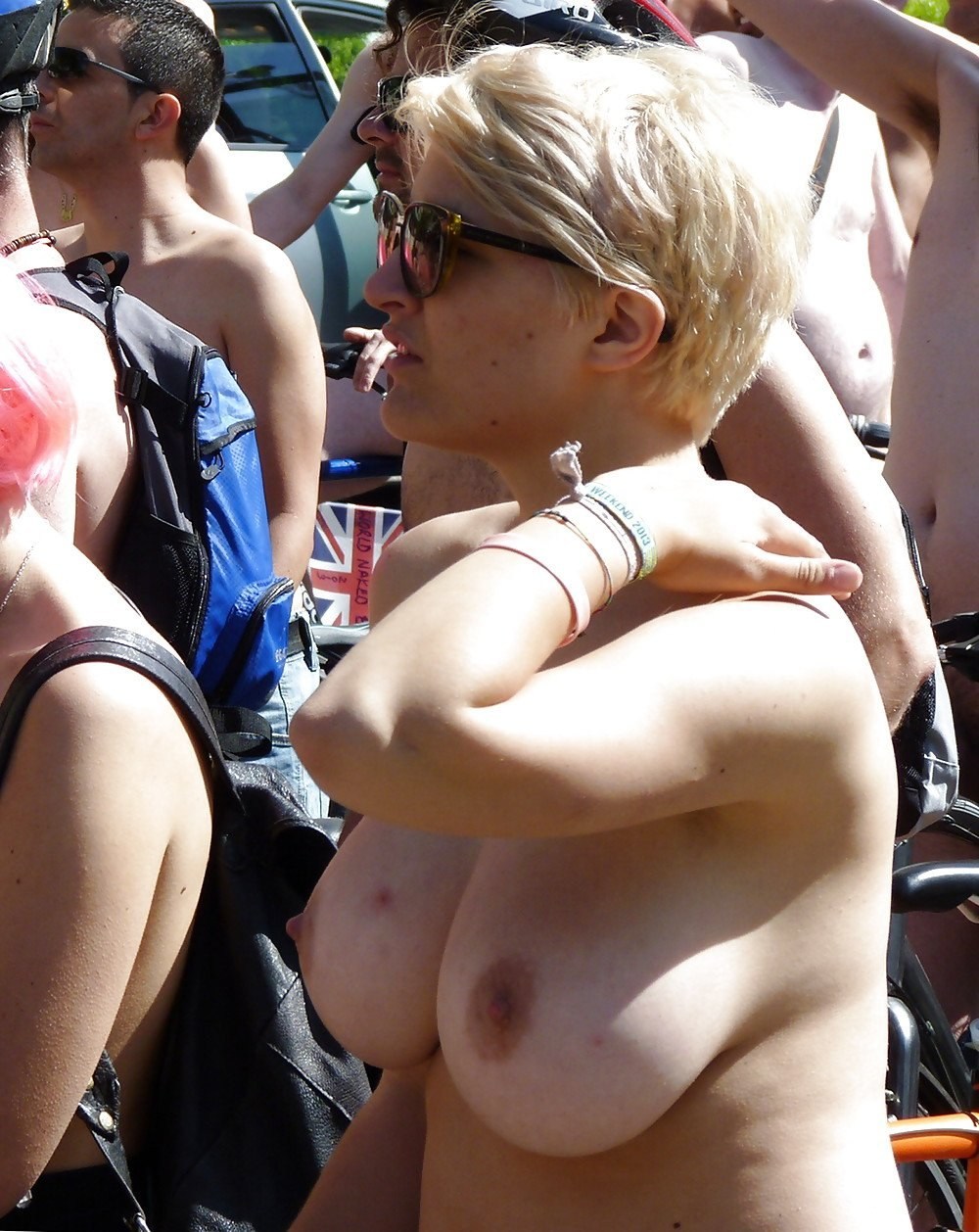 Засветы сисек на улице (59 фото)