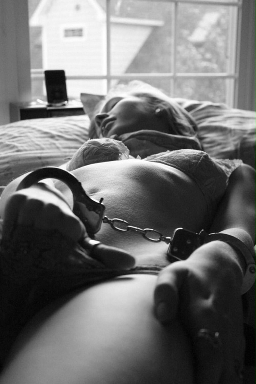 Эротические девушки в наручниках