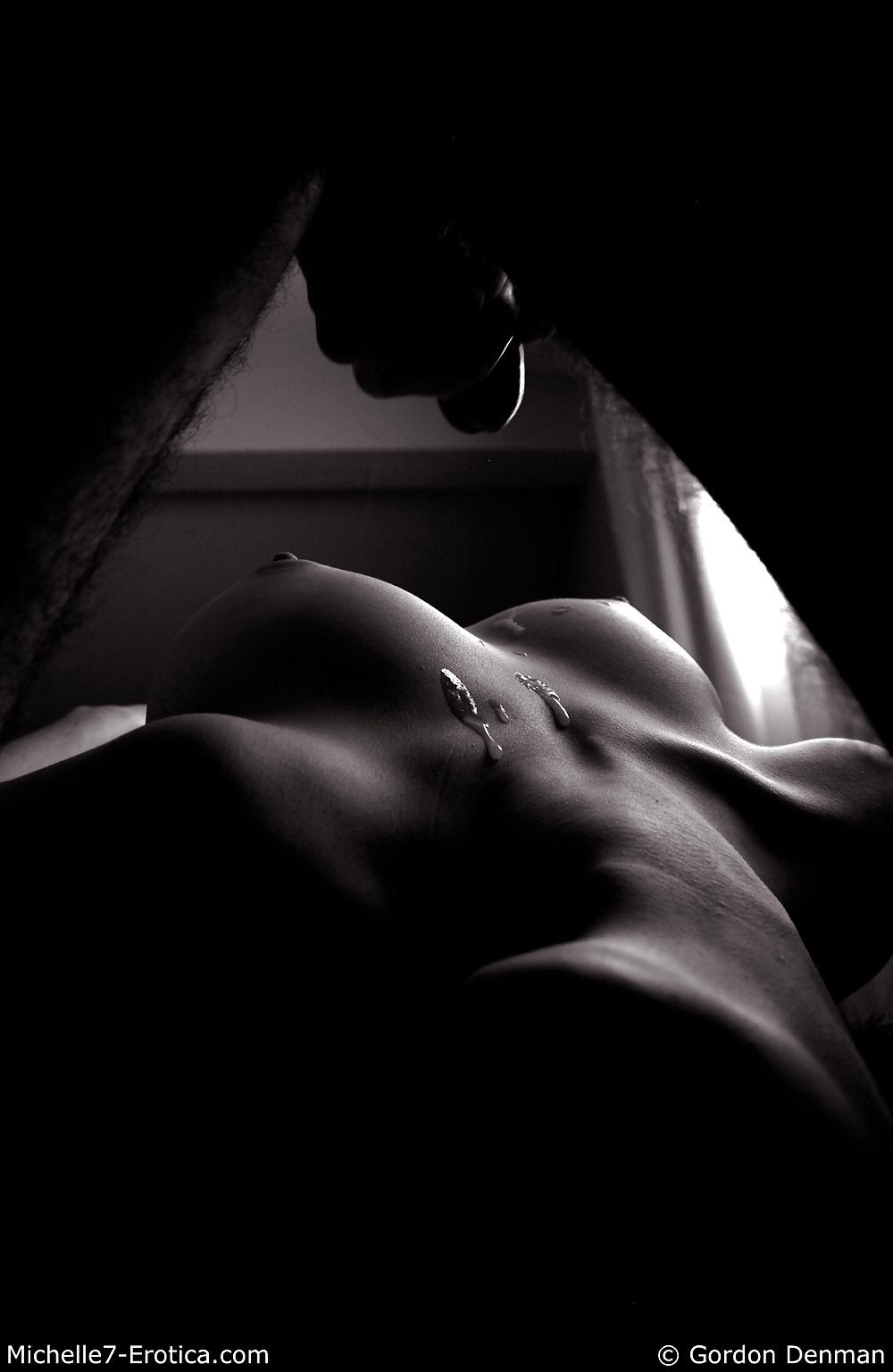 Голые женщины в полумраке