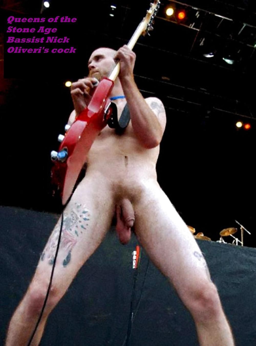 Майли Сайрус голая на концерте