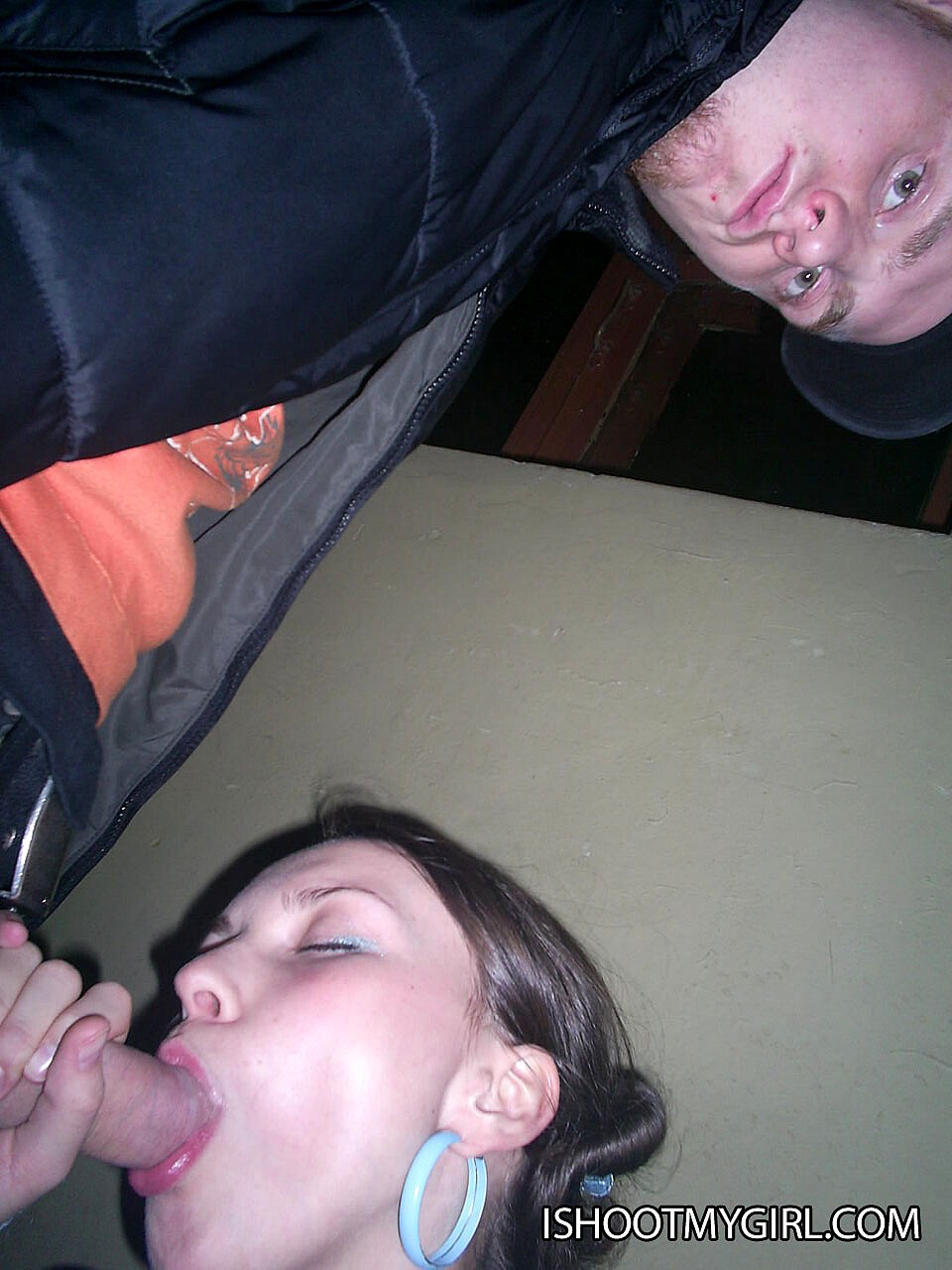 Девушку выебали в подъезде