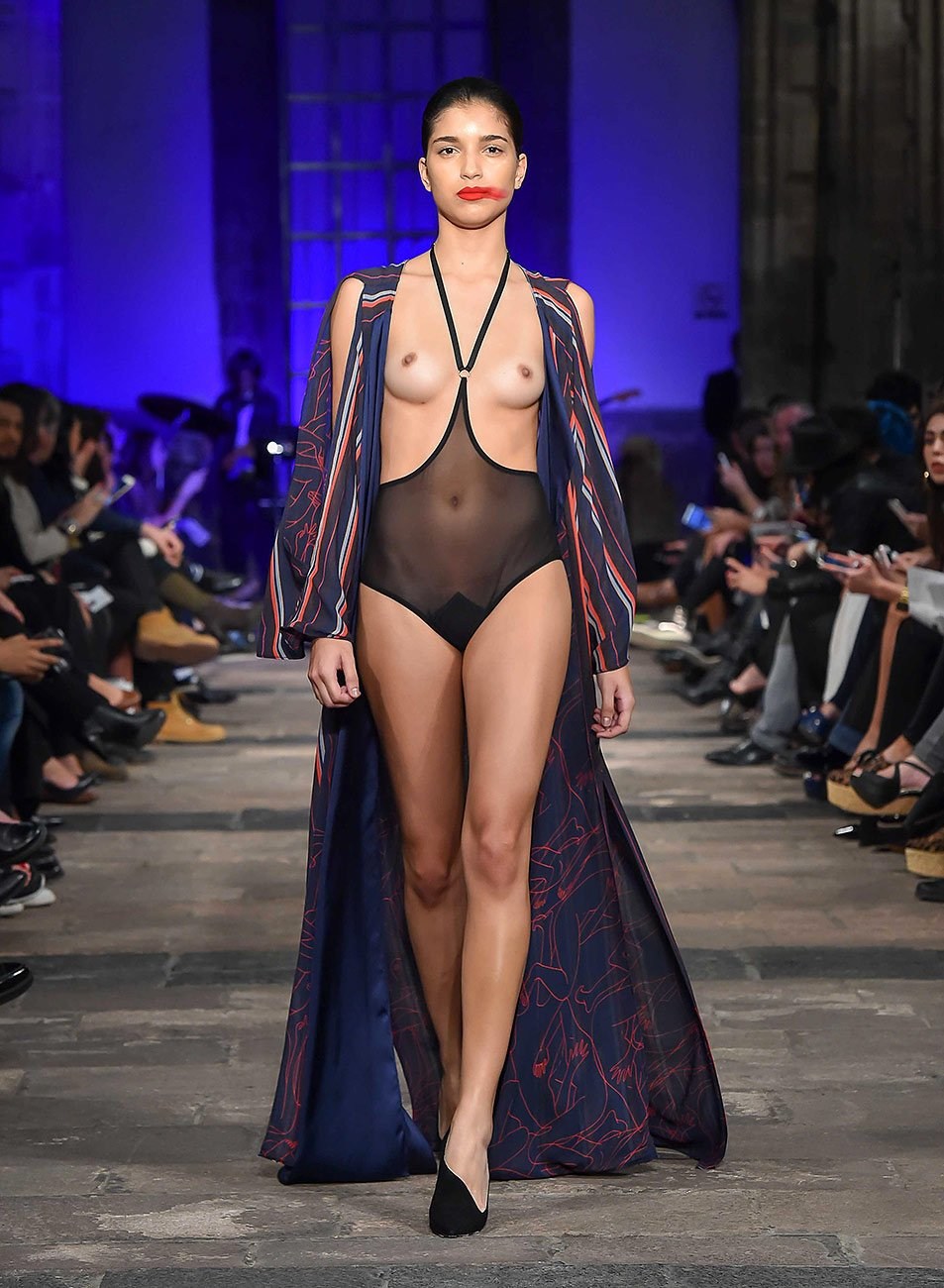 Alejandra Guilmant титьки подиум