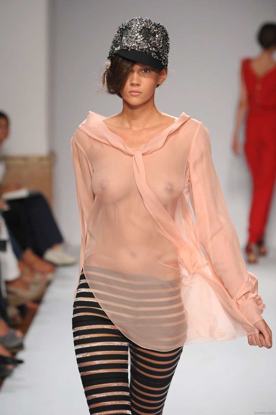 Обнаженка на модных показах