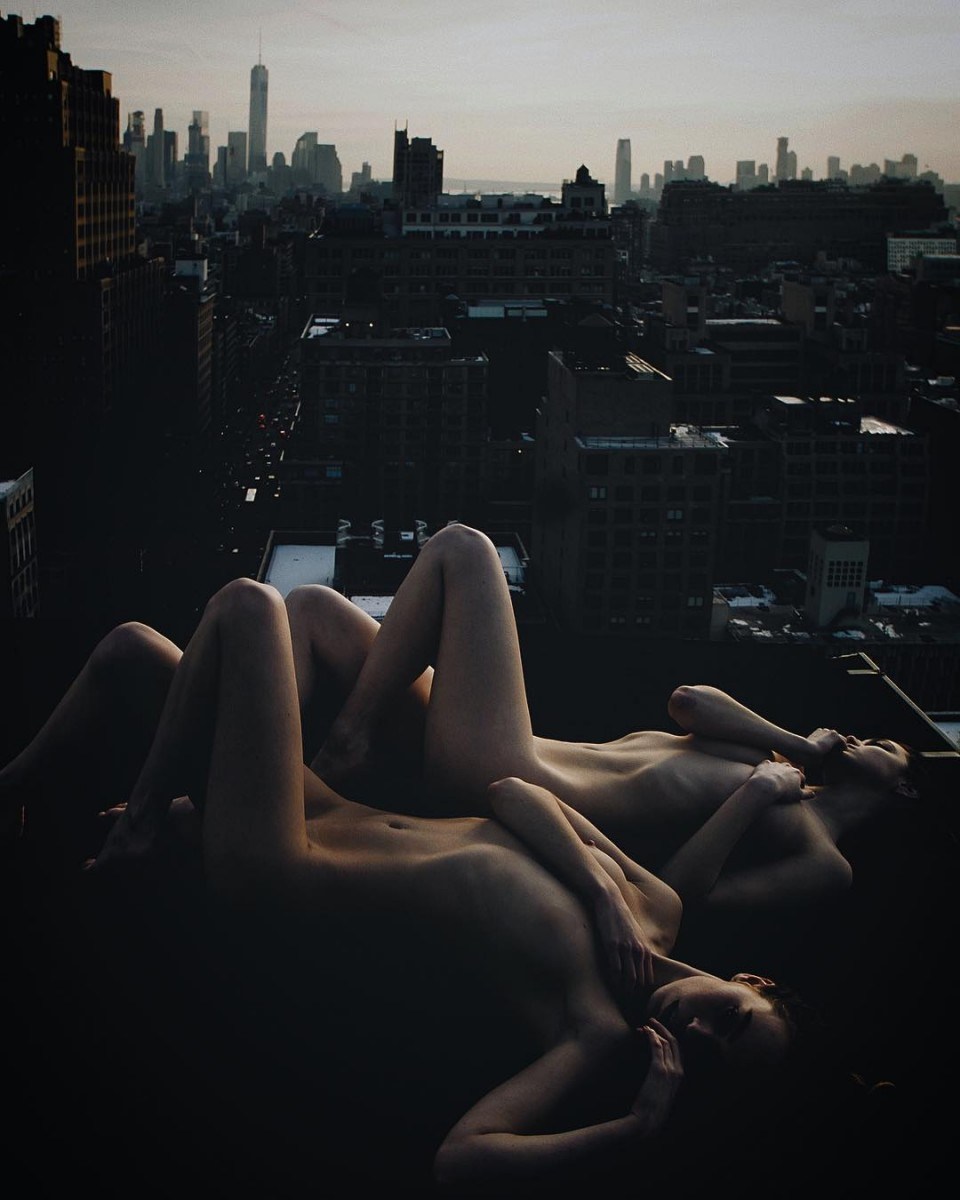 Девушка без трусиков на балконе